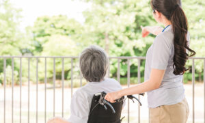 車いすに乗る方とケアする方