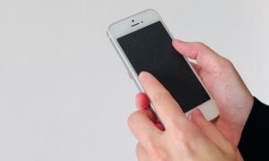 スマートフォンを操作する人