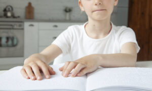 点字を読む女性